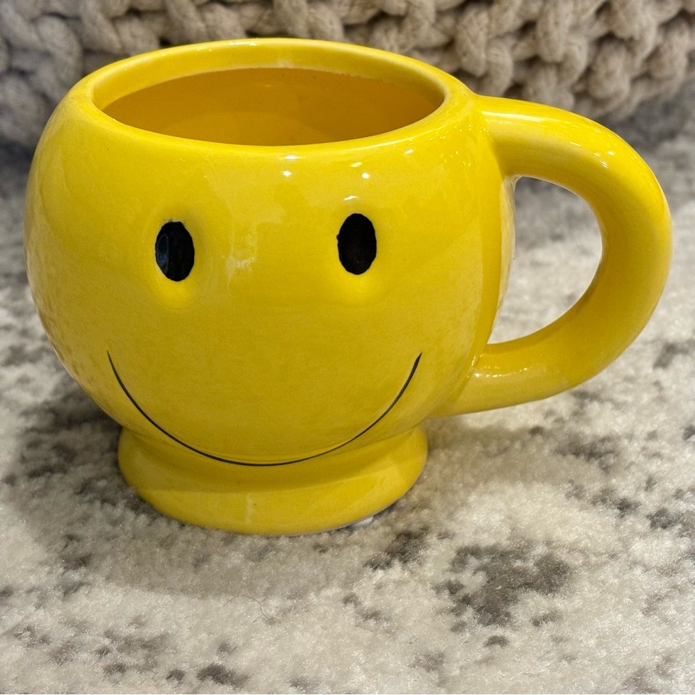 Adorable yellow SMILEY face coffee cup